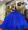 2023 Luxo de luxo azul royal quinceanera vestidos fora dos ombros Apliques de renda de cristal lacas lacas lacas sweet 16 partidos vestidos de baile de noite vestidos de noite abertos