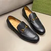 Design de luxe de nouvelles chaussures Semelle extérieure résistante à l'usure Baskets décontractées Costume formel Chaussures de tapis tendance en cuir pour hommes