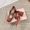 Zapatos de vestir Punta cuadrada Perla Seda satinada Tacones Mary Jane Zapatos pupms Sandalia de tacón grueso nupcial Zapatos de diseñador de lujo para mujer Negro Blanco Rosa Rojo Zapatos de boda para fiesta