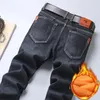 Jeans para hombres 2022 Hombres Classic Invierno Color negro Fit delgado Pantalones gruesos de terciopelo
