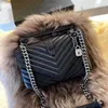Totes Black Leather 2022 Famous Chain de alta qualidade Menbags em relevo e moda WomenLuxury Bolsas de ombro Designer Messenger Messenger