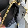 Totes Black Leather 2022 Famous Chain de alta qualidade Menbags em relevo e moda WomenLuxury Bolsas de ombro Designer Messenger Messenger