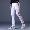 Jeans da uomo # 1318 White Pencil Slim Side Striped Skinny Streetwear strappato per vestibilità regolare Biker Man stampato T221102