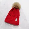 LU01 Etikett stickade Pompon Beanies Hat Thicken Winter Women Bonnet Beanies med riktig tvättbjörn päls pompoms varm tjej cap tie boll hat5885429