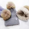 LU01 Etikett stickade Pompon Beanies Hat Thicken Winter Women Bonnet Beanies med riktig tvättbjörn päls pompoms varm tjej cap tie boll hat5885429