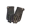 Lyxdesigner handskar läder vadderade vinterhandskar fashionabla och mångsidiga klassiska kvinnor039 -tal handskar varm vindtät antifre1483173