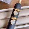 Clusterringe Ancient Gold Craftsmanship Eingelegtes natürliches hetisches weißes Chalcedony Love Bow Ring Öffnen verstellbarer klassischer eleganter Schmuck