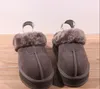 Les femmes de créateurs augmentent la neige Chaussons d'intérieur Peau de mouton douce et confortable pour garder l'hiver Pantoufles chaudes Bottes en peluche Chaussons en peluche Fille Belle NJL