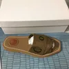 Kvinnors sandaler designer sneakers woody muls tofflor platta glider skor kors vävda sommar gummisandales strandreglage kika tå tränare