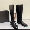 Bottes de designer pour femmes Bottes de mode en cuir noir avec chaîne noire Bottes au genou zippées épaisses
