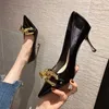 Sandalen Frau Schuhe mit Absätzen 2022 Spitze Zehen Stiletto Schuhe Frauen Grüne Pumps Lackleder High Heels mit Metallkette Damen Büro L221107