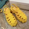 2022 Sandalias de plataforma de lujo para mujer Diapositivas de verano para mujer Diseñador retro Mocasines de goma Calzado de playa Triángulo de moda Sandalia de punta redonda tamaño 35-41 Con caja