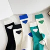 Chaussettes décontractées Logo tridimensionnel en cuir double couche Chaussettes marque triangle Ins Noir et blanc Simple Femme