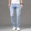 Мужские джинсы 2022 Летние новые мужчины тонкие белые полированные стройные джинсы Высококачественные повседневные валотные валотные джинсовые брюки мужской брюки T221102