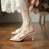 Nuovi sandali stile donna Estate in colore Makaron tacco sottile pantofole intrecciate con tacco alto Due indossano una signora reggetta