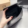 Charlie mittelgroße Umhängetasche aus Glattleder, Klappe, Metallbeschläge, Druckknopfverschluss, Umhängetaschen, Luxus-Designermode, Damen-Handtasche, einfarbig