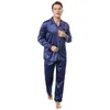メンズスリープウェア2PCSスリープセットサテンカジュアルスプリング男性スリープウェアプリント着物ガウンシャツパンツ夏の新しい親密なランジェリーホームウェアT221103