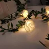 Stringhe Rose Flower Vine String Luci a LED Decorazione Ghirlanda di foglie verdi Batteria / USB / Energia solare 3m 5m 10m Fata bianca calda