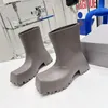 أحذية المطر الصيفية 2023 المطاط Trooper 22ss Rainboot منصة مربعة لأصابع القدم إطار عالي الكعب مكتنزة للنساء والرجال نعل خارجي منتصف طويل أنيق للحفلات في الهواء الطلق حذاء ماء