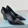 Cuir noir Pompes à talons hauts Chaussures pour femmes Tendages Loc à talon