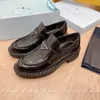 Zapatos de vestir, botas, zapatos de cuero, zapatillas de deporte de cuero brillante, mocasines de diseñador para hombres, nueva moda, mocasines informales, negro y blanco