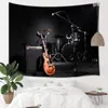 Taquestres adolescentes menino de menino musical instrumentos guitarra com bateria em arte de tapeçaria de parede preta para decorações de casa