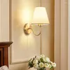 Wandlampen Noordelijke stoffen lampenkap voor woonkamer Slaapkamer Moderne gouden SCONCE Lichtarmaturen Indoor badkamer spiegelverlichting