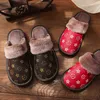 2022 Nouvelle pantoufles épaisses chaudes chaudes Unisexe Pu en cuir pantoufles imprimées en peluche coton pantoufle chaussures de maison intérieure plates à la maison confortable pantoufles d'hiver tongs chauds 110722h