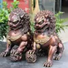 Une paire de médecine ancienne 12 chinois en laiton doré gardien Foo Fu chien tenir boule porte Lion enfant Statue 2 pièces décoration de jardin 172n4090262