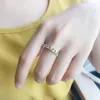 Klusterringar zhouyang för kvinnor enkel triangel zirkonljus guldfärg midi finger ring tillbehör modesmycken grossist r196
