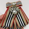 Brooches Luxury Vintage Bee Brooch Stripe Ribbon Pearl Bow For Women Neck Tie Girls Webbing Designer Collar Pins Wedding Jewelry