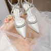 Klädskor kvinnor höga klackar sexiga pumpar bröllop brud pärla strass spetsade tå tjocka högklackade sandaler för våren 2022