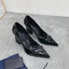 Cuir noir Pompes à talons hauts Chaussures pour femmes Tendages Loc à talon