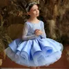 2023 Vintage Blumenmädchenkleider für Hochzeiten Lange Ärmel Gelb Mädchen Festzug Prinzessin Organza Tutu Handgefertigte Perlen Kinder Erstkommunion Partykleider