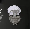 23ss 2color Luxus Marke Designer Buchstaben Broschen Kleine Süße Wind Quasten 18K Gold Überzogene Brosche Anzug Pin Kristall Mode Jewelr218k