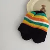 Warme Kinderkappe Winter mit Kapuze Regenbogenfarben gestrickt