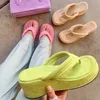 Sandaler Nya helt nya Flip Flops Summer Fashion Women Slippers Design Slope Heel Platform Shoe High Heels 2021 Sexig Slipper Women L221107