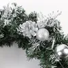 Decoratieve bloemen 2022 Kunstmatige kerstkrans met batterij aangedreven LED -licht touw voordeur hangende slinger decoratie