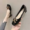 Sandales Brand Chaussures les plus nouvelles femmes pompes en cuir breveté High Heels Fashion Metal Decoration Square Toe Office Lady Chaussures L221107