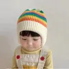 Warme Kinderkappe Winter mit Kapuze Regenbogenfarben gestrickt