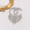 Gold Silber vergoldet Marke Luxurys Design Diamant Brosche Frauen Quasten Kristall Strass Buchstaben Broschen Anzug Pin Mode Schmuck Kleidung Dekoration Zubehör