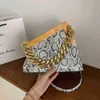 Moda Clip Buckle Bag feminina 2022 Novo bolsa de casca simples moda Sling One ombro Messenger Bag