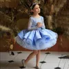 2023 Vintage Blumenmädchenkleider für Hochzeiten Lange Ärmel Gelb Mädchen Festzug Prinzessin Organza Tutu Handgefertigte Perlen Kinder Erstkommunion Partykleider