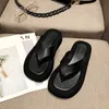 Sandaler svart vit blandad färg tjock botten flip flops kvinnor klipp tå toe toe toe lady utanför sommarplattform glider strandskor l221107