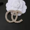 23SS 2 color luksusowe marka projektant litery broszki małe słodkie wiatrowe złoto plastowane broszka strój kryształ perłowy biżuteria moda akcesoria