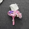 装飾花の結婚式の新郎Boutonniere Groomsman Corsage人工Pu Calla Lily Flower Brooches Coragesボタンホールスーツアクセサリー