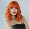 女性のための前髪のある色付きの合成ウィッグコスプレ短いボブ巻きろ紙波のかつらを毎日使用するカラフルな偽の髪