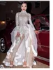 Sukienka wieczorowa srebrne koraliki o wysokiej szycie kryształy kombinezon ze szlakiem długi sukienkę koronkowe aplikacje długiego rękawu Kylie Jenner Yousef Aljasmi Women Tkanina