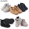 Första Walkers Brand Born Baby Boy Shoes Soft Sole Crib Warm Boots Antisp Sneaker Solid Pu för 1 år gammal 018 månader 221107
