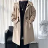 Trench da uomo 2022 Capispalla solido Elegante di media lunghezza con cappuccio Cappotto militare Maschile Primavera Autunno Giacca a vento allentata con cerniera Uomo Q48